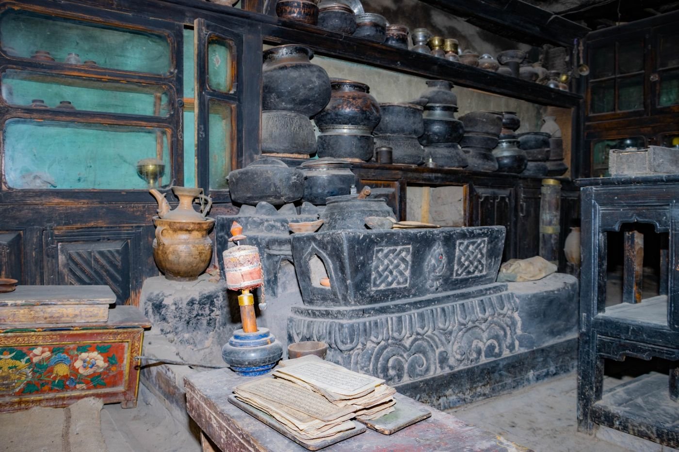 The clay stove and its cooking pots